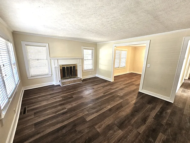 438 Thompson St — Photo 3