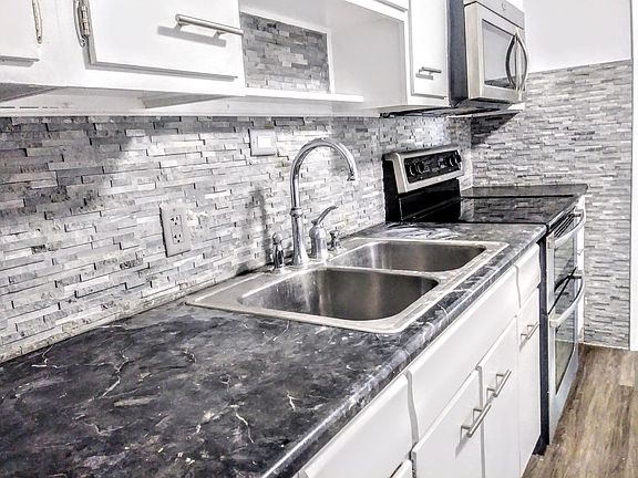 3rd image of 550 Shoshone Dr