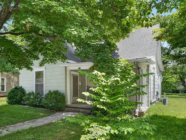 132 S McPherson St — Photo 2