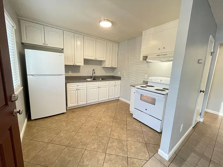 Lone Pine Apartments — Photo 9