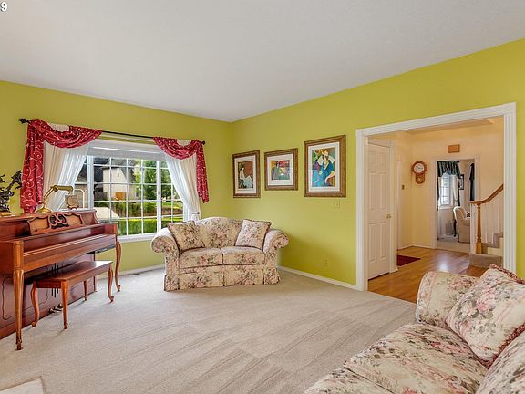 3rd image of 218 NE Hillwood Dr