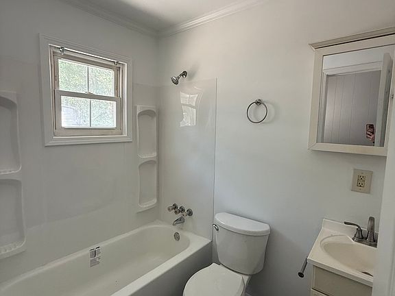 4th image of 214 Dixon Cir