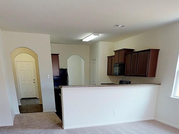 4th image of 989 Lake View Cir W