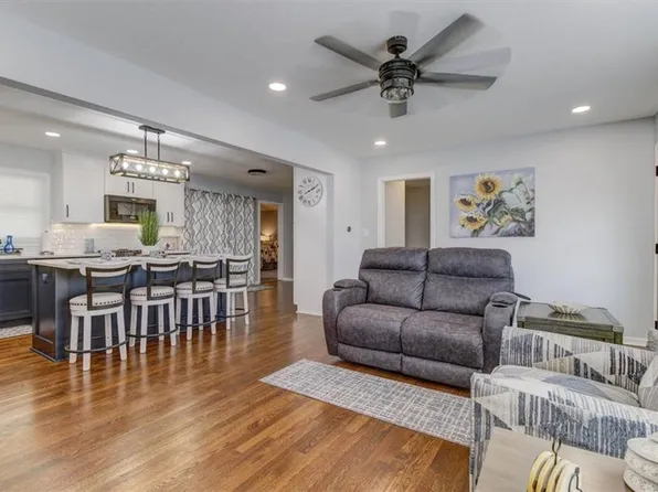 12807 E 33rd St S, Independence, MO 64055