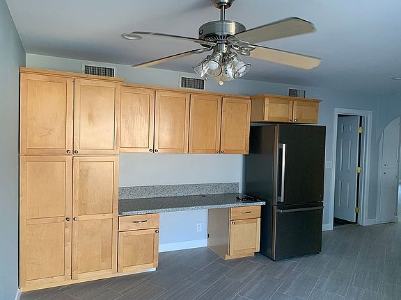 3rd image of 7117 Southpark Ct