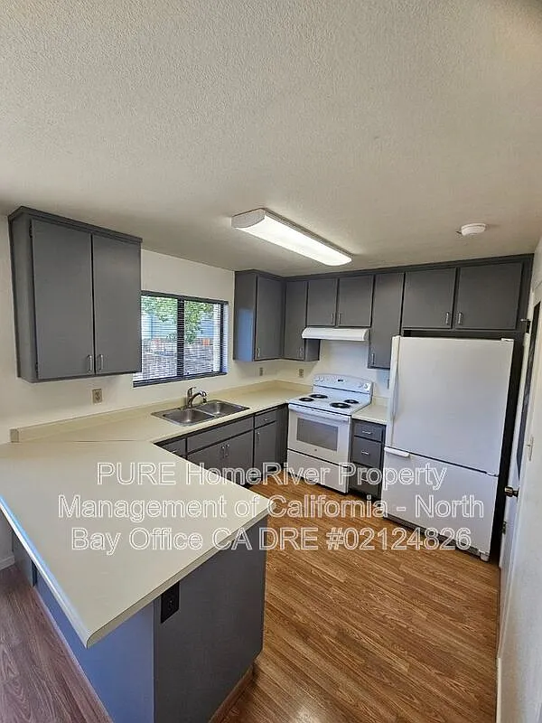2 bed, 1.5 bath, 1300 sqft, $2,000 — Photo 2