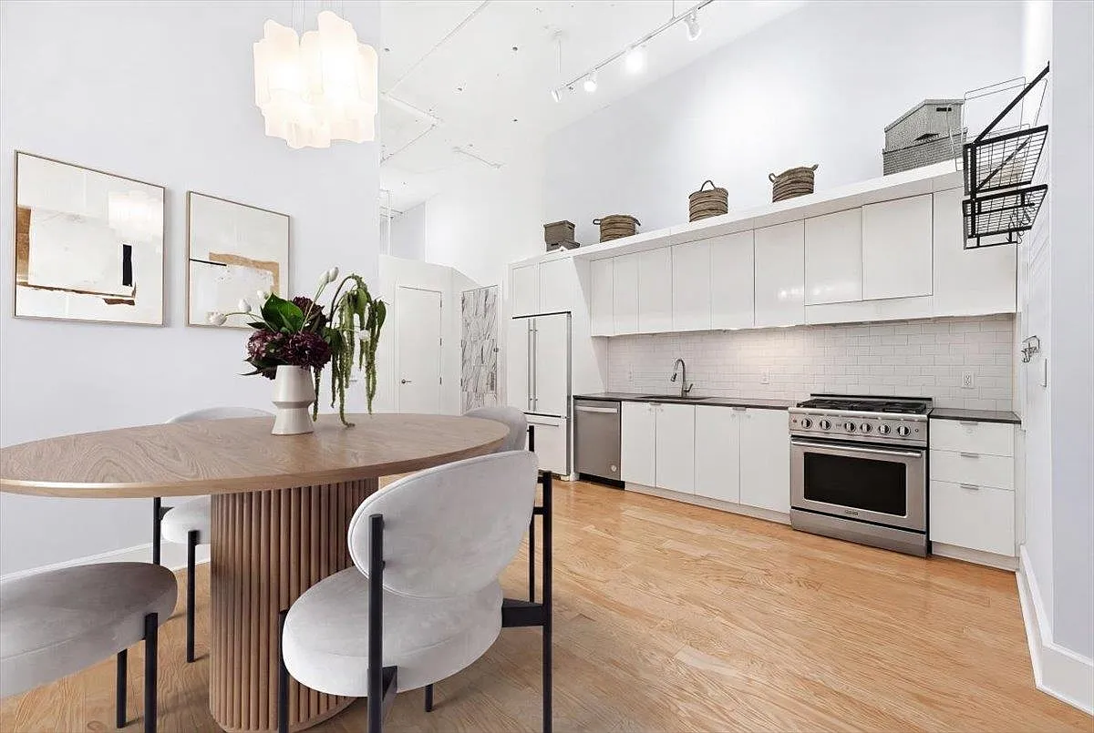 2 bed, 2.0 bath, 1258 sqft, $3,500 — Photo 2