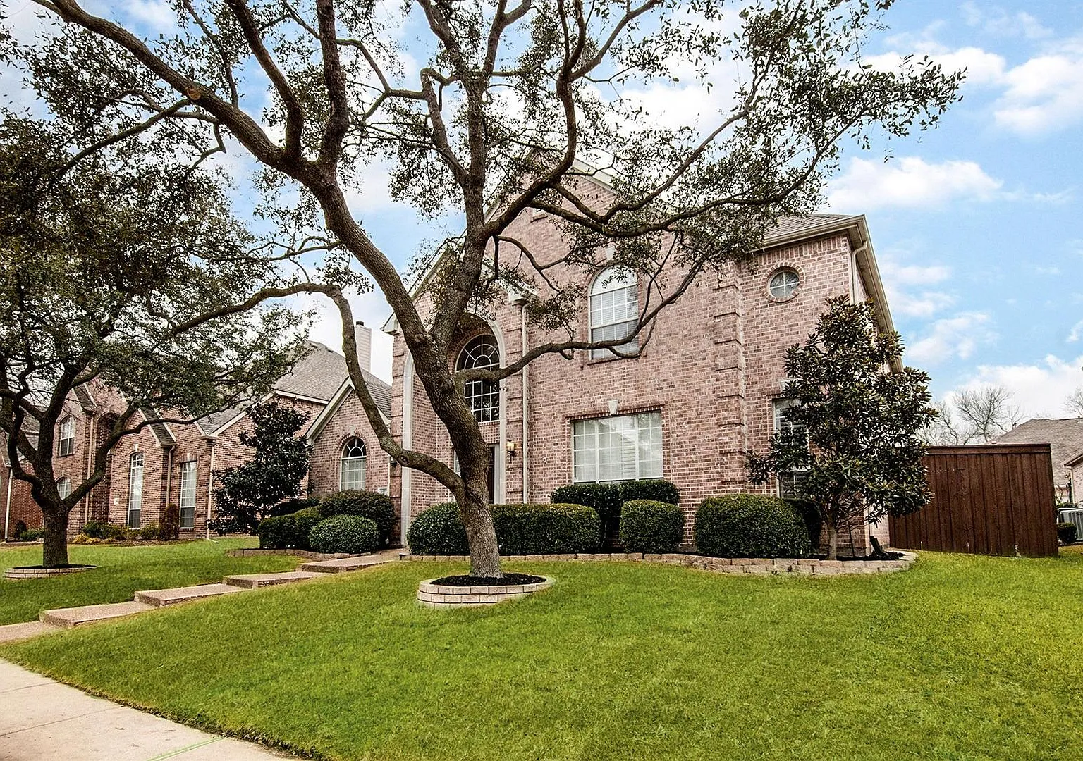 Beautifully maintained home in exemplary Frisco ISD! This 4-bedroom, 3.5-bath home features a 3-c... — Photo 3