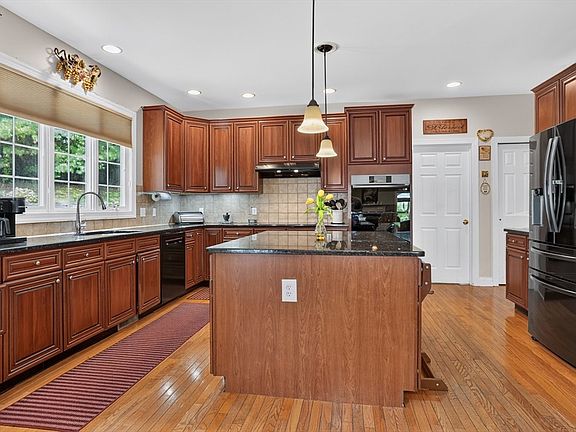5th image of 18 Valley View Dr