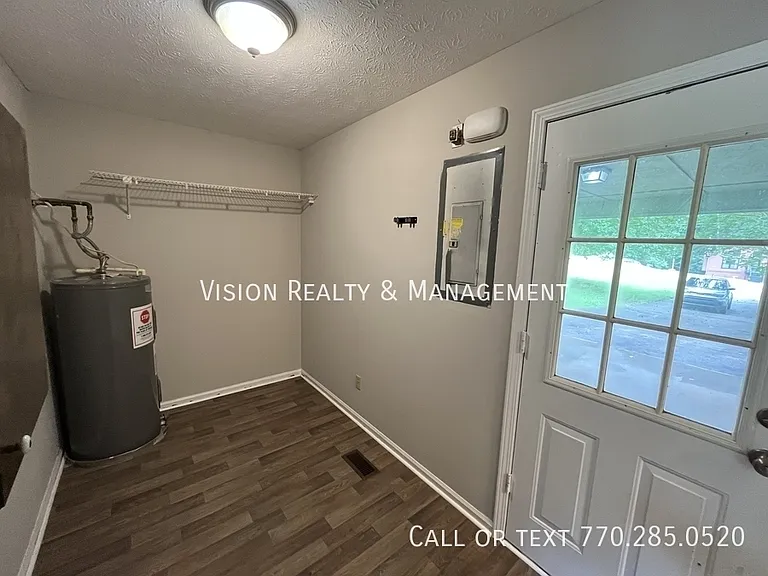 106 Barton Ln — Photo 2