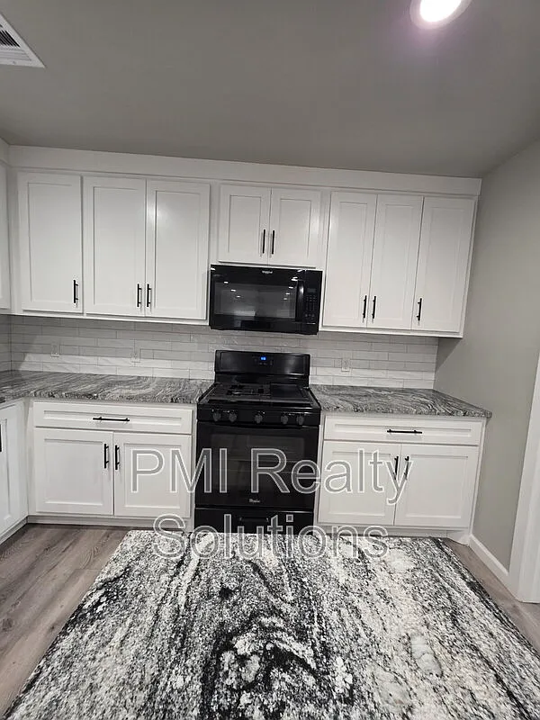 2 bed, 1.0 bath, $1,300 — Photo 4