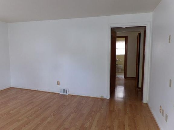 4th image of 85 Terrace Dr