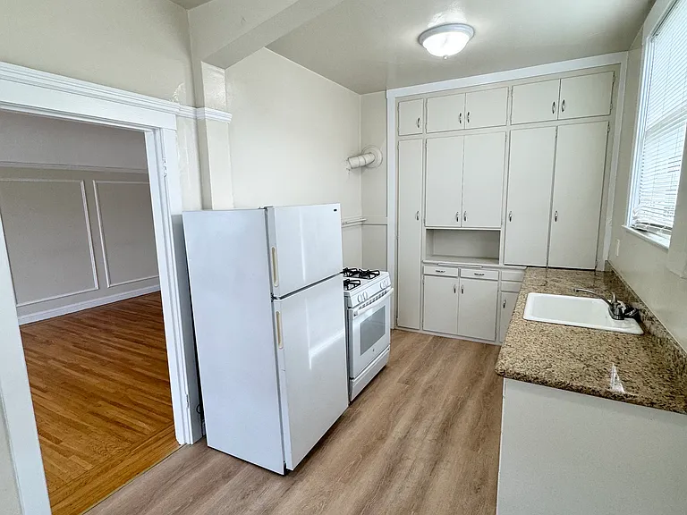 2650 Franklin St — Photo 2