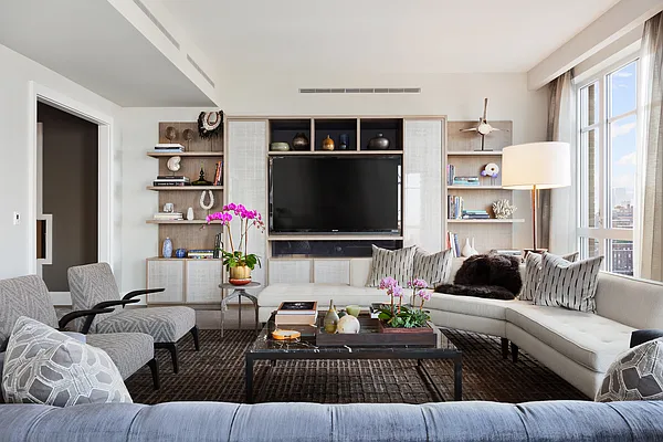 Rented by Extell Marketing Group LLC | media 33