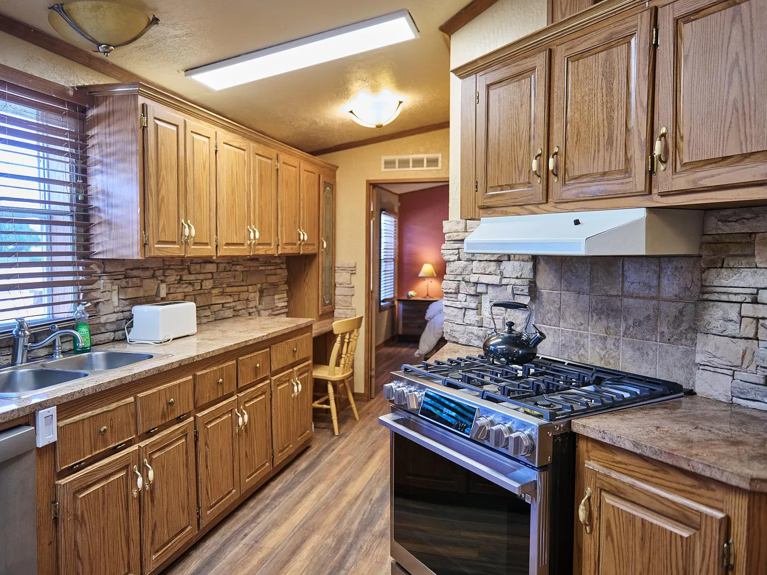 2 bed, 900 sqft, $1,900 — Photo 3
