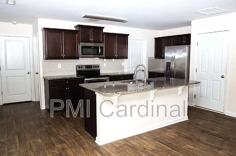 5 bed, 3.0 bath, 2406 sqft, $2,200 — Photo 3