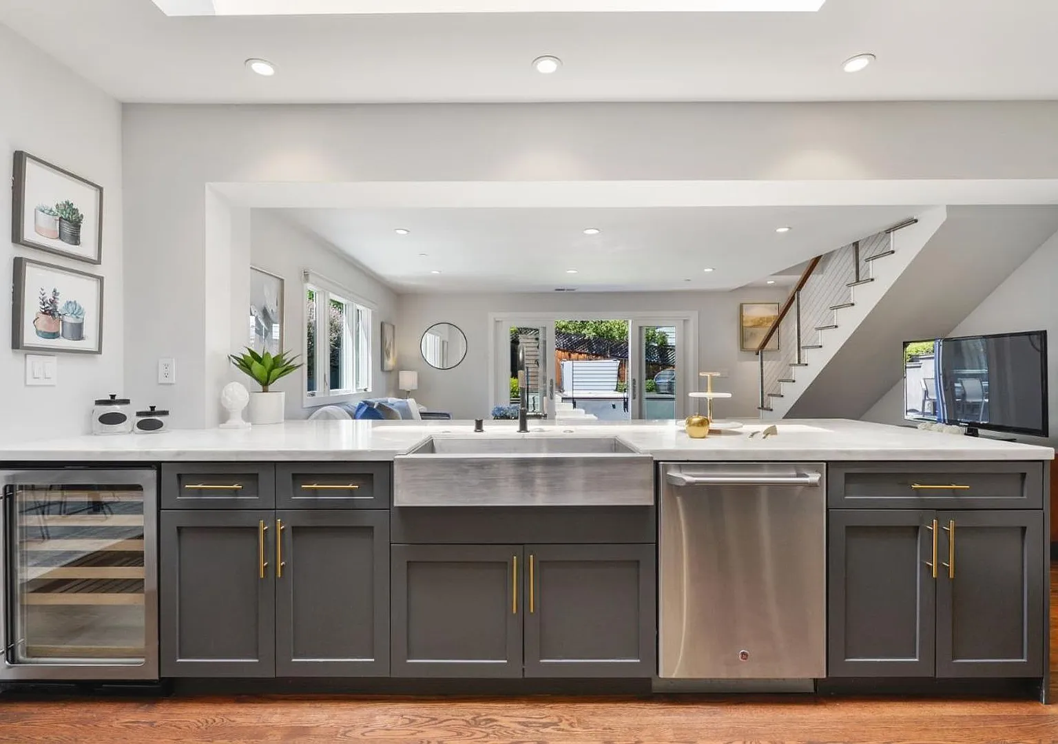 Premier San Mateo Location — Photo 4