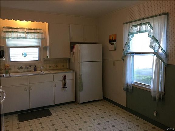 Eat-in kitchen
