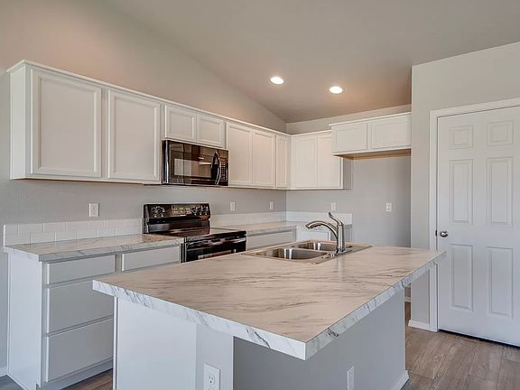 4th image of 1020 SW Sparrow Pl