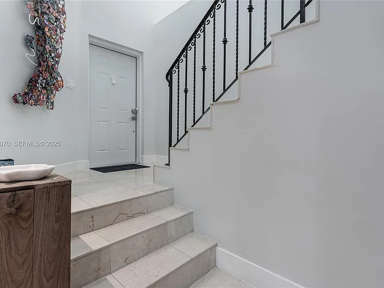 18460 NE 30th Ave #18460 — Photo 11