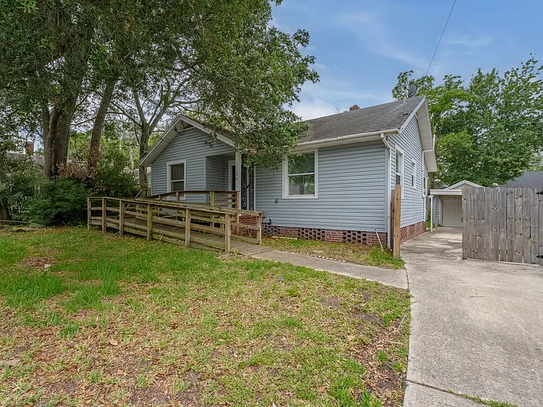 2114 Merrill Ave — Photo 2