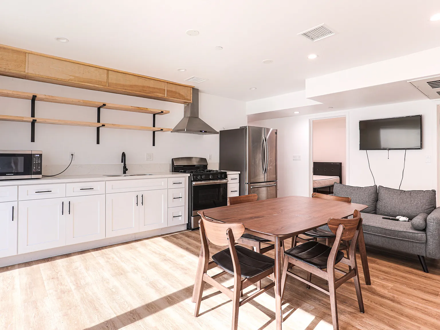 1607 W 35th Pl — Photo 4