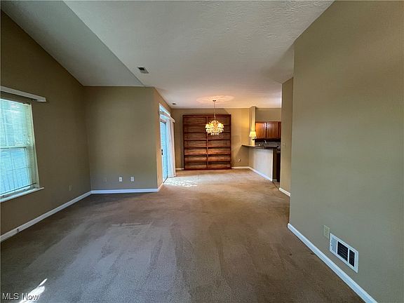 5th image of 8 Woodland Chase Blvd