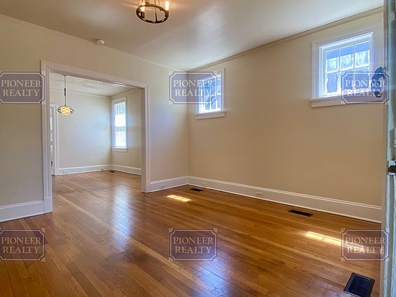5th image of 3211 Garland Ave #B