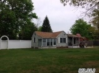 12 School St, Westhampton, NY 11978