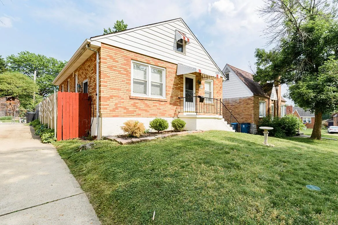 2036 Hiawatha Ave photo 1