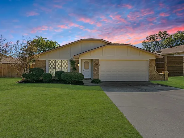 3020 Oakridge Dr, Bedford, TX 76021