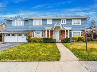 4 Midfarm Rd, Rockville Centre, NY 11570