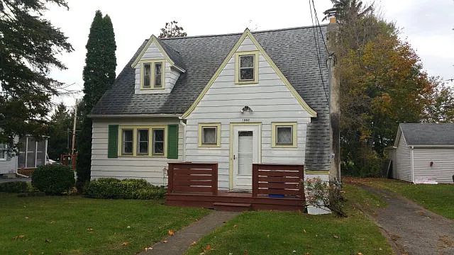 1002 Maple Ave photo 1