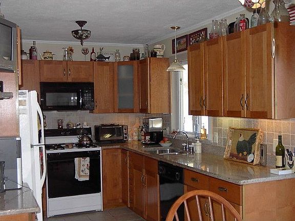 Updated kitchen w/granite
