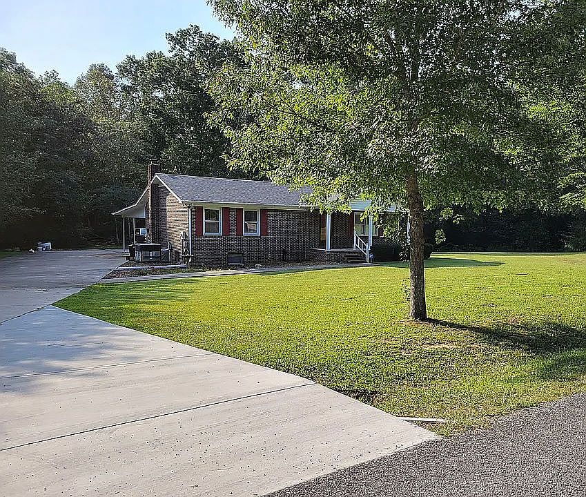 1st image of 335 Oak Leaf Cir