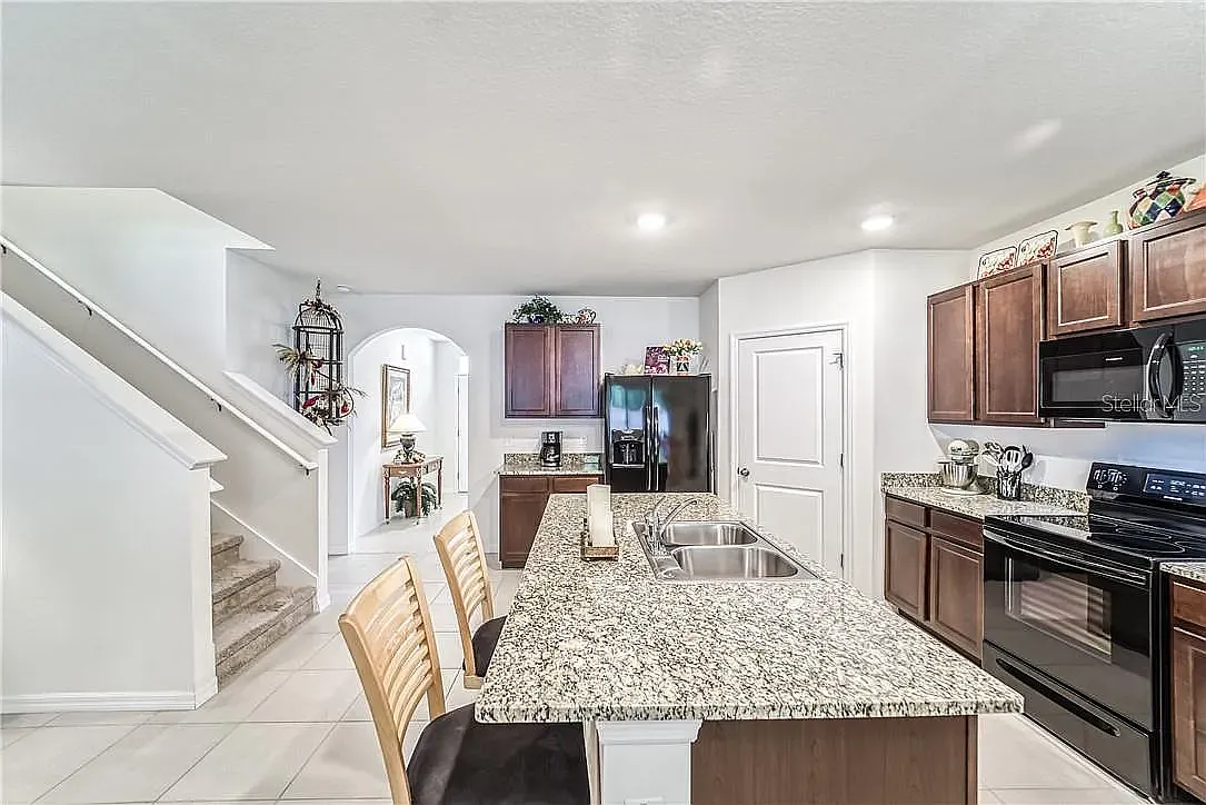 5 bed, 2674 sqft, $3,300 — Photo 2