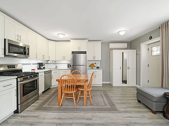 5th image of 3704A Lyme Ave