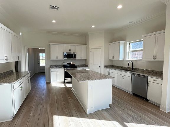 5th image of 1402 Tina St
