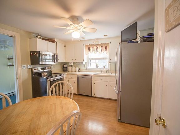 3rd image of 26 Kathleen Ln
