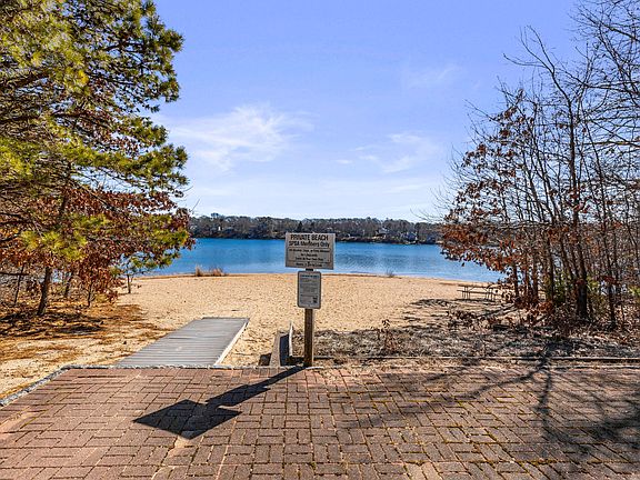 2nd image of 19 Whitecaps Drive
