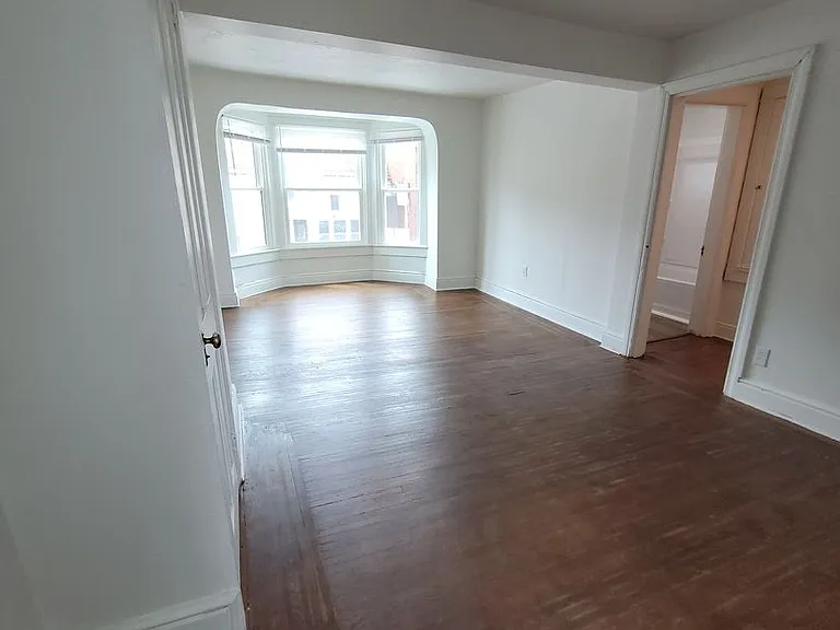 565 W Market St — Photo 15