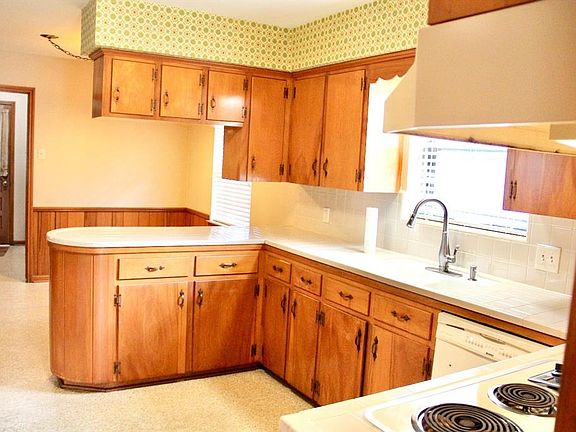 4th image of 13002 Queensbury Ln