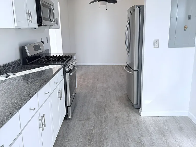 1416 Pine Grove Ave — Photo 6