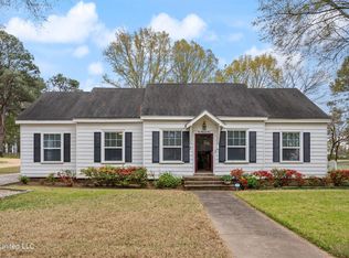 105 E Gilmore St, Senatobia, MS 38668
