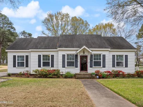 105 E Gilmore St, Senatobia, MS 38668