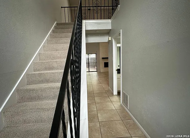 3 bed, 2.0 bath, 2085 sqft, $1,900 — Photo 3