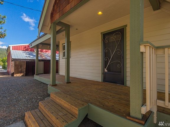 Fresh stain on the deck and fresh exterior paint too!