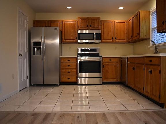 Kitchen w/new upscale appliances