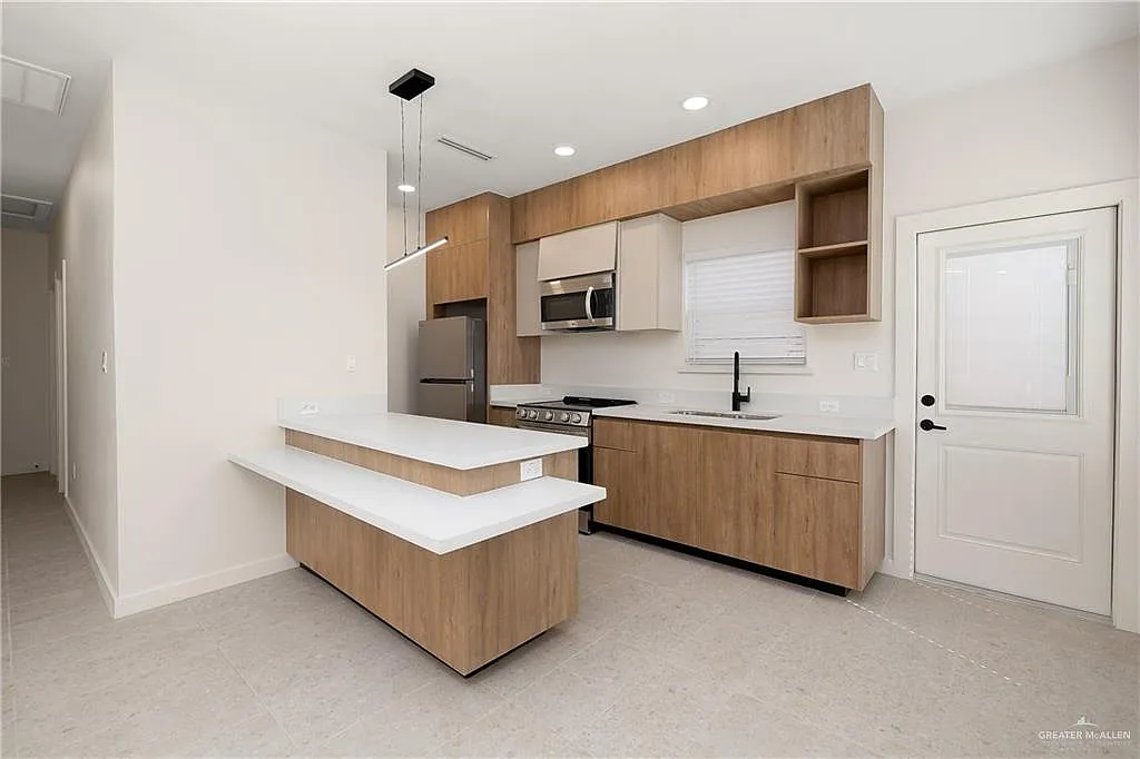 2 bed, 2.0 bath, 896 sqft, $1,250 — Photo 4