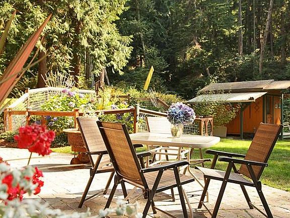 Fenced garden & patio
